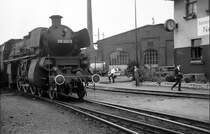 Bw Neu� 1966
Die 18 323 wartet hinter der Drehscheibe auf die Freigabe der Rangierfahrt an den Sonderzug Ri. Basel.
Einige Fotofans stehen noch auf dem Dach des Lokschuppens...
