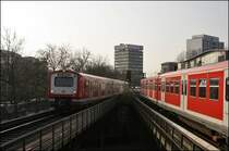 W�hrend ein 472er als S21 von Bergedorf nach Elbgaustra�e unterwegs ist und den den Bahnhof Dammtor erreicht, verl�sst ein 472er als S21 den Bahnhof Dammtor nach Bergedorf.