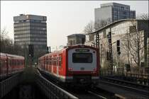 Nachschuss auf einen 472er der als S21 nach Bergedorf den Bahnhof Dammtor verl�sst. (11.04.2009)