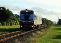 7014 der V-Line zwischen Moe and Morewell, La Trobe Valley, April 2002