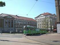 Ein gr�ner GT8 mit Gro�stadtkulisse. Die 001 biegt am 21. April 2009 am Quietscheck zur Hauptpost ab.