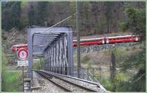 Hinter der Vorderrheinbr�cke der Oberl�nder Linie f�hrt R1542 talw�rts nach Reichenau-Tamins. (16.04.2009)