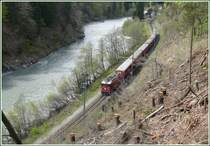 Re1245 mit Ge 4/4 II 625  K�blis  zwischen Trin und Reichenau-Tamins. Entlang der Bahnstrecke wird rigoros ausgeholzt. (16.04.2009)