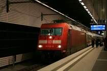 EC42 nach Hamburg-Altona mit 101 142-8 am 28.9.2008 in Berlin Hbf. 
