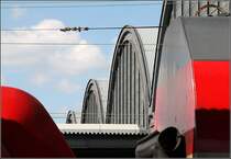 Rundungen - 

Die Form der Bahnsteigdächer gleicht der Wagenform. Karlsruhe Hauptbahnhof, 

20.04.2009 (M)