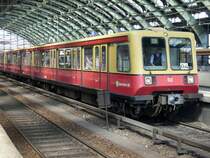 S-Bahn 485 097 zum Flughafen Berlin Sch�nefeld am 12.April 2009 in Berlin Ostbahnhof.