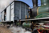 Dampflok Ec 2/5 Nr. 28  Genf  - Nur drei Meter entfernt dampft die �lteste Dampflok ( Baujahr 1858! ) der ehemaligen Schweizerischen Centralbahn an mir vorbei. Vor zwei Wochen war es noch ein TGV, aber das hier ist ungleich beeindruckender. 19.4.2009