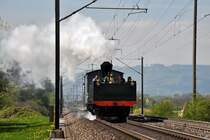 Bei Frick AG - Eine Dampflok mit einem G�terwagen n�hert sich langsam mit einer weissen Qualmwolke. 19.4.2009