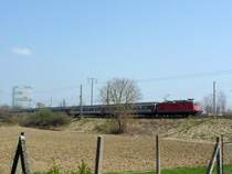 Re 4/4  mit IC 487 Stuttgart - Z�rich HB kurz hinter Singen am Hohentwiel. 09.04.09