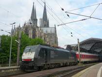 E 189 092 (ES 64 F4) steht mit CNL 400  Apus  Mailand - Amsterdam und CNL 40420  Eridanus  Wien-Westbahnhof - Amsterdam in K�ln Hbf. 19.04.09