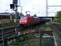 Eine E-Lok der DB-Baureihe 152 bei der Fahrt durch den Bahnhof Gladbeck-West am 25. April 2008.