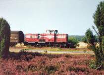 Die OHE - Osthannoversche Eisenbahn - in den 80er Jahren. Bei Scheuen kommt die Mak-Lok mit der �bergabe daher. Der Weg vor dem Gleis war da noch eine Sandstrecke, aber schon wenige Meter weiter war die erste Baustelle. Heute ist dort glaube ich ein Industriegebiet...

Klassisches historisches Motiv aus meiner Diasammlung (abfotografierter Abzug).