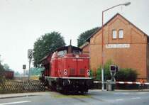 Nochmal Norddeutschland 1984. 212009 verlässt mit der 1-Wagen-Übergabe den Bahnhof Wietze-Steinförde. Sie passiert dabei das Bahn-Wohnhaus am BÜ der B 214 mit der markanten Ortsangabe.

Klassisches historisches Motiv aus meiner Diasammlung (abfotografierter Abzug).

Im Januar 2018 hatte ich eine mail-Nachfrage nach Bildern von der Allertalbahn, die bei mir versehentlich im Spam gelandet ist und pauschal mit allem gelöscht wurde. Bevor die Anzeige verschwand, konnte ich noch das Wort Allertalbahn lesen..... Bitte nochmal anmailen !