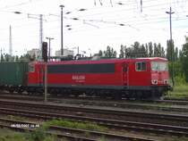 155 201 steht abgeb�gelt mit ein Containerzug in Eisenh�ttenstadt.03.08.07