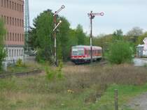 22.04.2009: Eine BR 628 615 f�hrt am Bahnhof Gifhorn-Stadt in Richtung Gifhorn Hauptbahnhof. Dazu noch zwei Signale. 