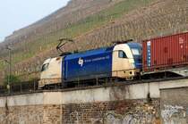 B�schungsk�nstler: Kurz nach R�desheim a.R. zieht ES 64 U2 - 019 der WLB ihren KLV-Zug Richtung K�ln-Gremberg. (April 2009).