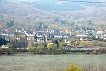  Rheinsterne  der BR 460 in Doppelgarnitur auf der linken Rheinstrecke, n�chster Halt Bacharach, von der linken Rheinseite gesehen. (April 2009).