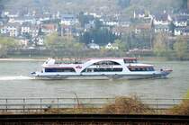 �ber die Schienen geschaut... (nach R�desheim a.R. mit Blick auf die linke Rheinseite, April 2009).