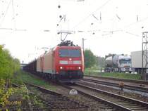 185 105-4 und eine weiter 185er ziehen den Tonerdezug durch den Freiburger G�terbahnhof. 22.04.09