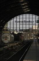 152 110 durchf�hrt die sch�ne Bahnhofshalle von Hamburg-Dammtor. (11.04.2009)