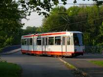 Nochmal die Linie 310 im letzten Sonnenlicht, an der Haltestelle Am Honnengraben eingefangen. Bochum, 21.04.2009.