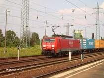 189 013 zieht ein Containerzug durch Berlin-Sch�nefeld.14.08.07