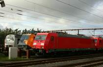 Stelldichein in Padborg am 17.10.2008, DB 185 334-0 vor DSB EG 3103 und Triebwagen MRD 4204.