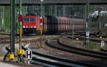 Achtung Zugdurchfahrt auf Gleis 5 (I). Es schleicht sich 155 057-3 mit einem Ganzzug durch das planlos reduzierte �stliche Gleisvorfeld des Hauptbahnhofs Heidelberg an und lugt gerade durch zwei Signalmasten hindurch. (16. April 2009, 16:57)