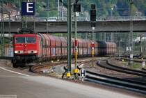 Achtung Zugdurchfahrt auf Gleis 5 (II). Es schleicht sich 155 057-3 mit einem Ganzzug durch das planlos reduzierte �stliche Gleisvorfeld des Hauptbahnhofs Heidelberg an und erreicht den Bahnsteig. (16. April 2009, 16:57)