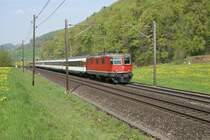 Unter der Woche besteht der IC 775 Basel SBB - Z�rich aus einer Re 4/4 II und zwei EW IV Verst�rkungsmodulen. Re 4/4 II 11222 mit ebendiesem IC 775 am 21.4.09 in Tecknau.