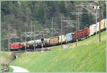 Es kommen alle Z�ge aus der verkehrten Richtung. G�terzug aus dem Engadin mit Ge 6/6 II kurz vor Reichenau-Tamins bei der Verzweigung mit der Oberl�nder Linie nach Disentis. (16.04.2009)