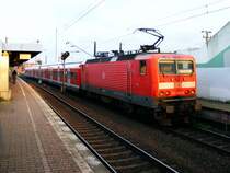 Eine E-Lok der DB-Baureihe 143 mit einem S-Bahnwendezug im Bahnhof Dortmund-Dorstfeld als Linie S4 nach Unna - 3. April 2008.