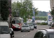 Bild 5: OEG-Bahn in Gro�sachsen. Nachschuss auf die Fahrschul-Tram, die dem Autoverkehr entgegen f�hrt. An dieser Stelle musste dann die Bahn, die mich zur�ck nach Heidelberg brachte, eine Vollbremsung hinlegen, nicht wegen dem Gegenverkehr, sondern da ein LKW an einer Stra�eneinm�ndung auf den Gleisen stand. 23.04.2009 (Matthias)