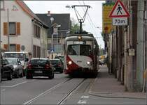 Bild 3: OEG-Bahn in Gro�sachsen. Irgenwie scheint es zu klappen, der s�dw�rts verkehrende Verkehr r�ckt an den Stra�enrand, um dem Richtung Norden fahrenden Autos neben der entgegenkommenden Stra�enbahn noch Platz zu lassen. 23.04.2009 (Matthias)