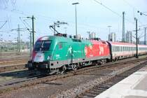 Ja wer schaut den da in Stuttgart vorbei? Die 1016 025-7 mit Portugalbekleidung. Die Lok zieht am 24.04.2009 den EC 113.