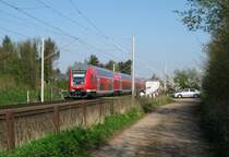 RE 21425 L�beck Hbf - Hamburg Hbf �berquert am 16.04.09 dem B� am Km 10.2 bei Reeke auf dem Weg Richtung Reinfeld (Holst.).