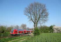 RE 21577 nach Hamburg Hbf �berquert am 16.04.09 den B� am Km 9.8 an der Kbs 140 bei Reeke.
