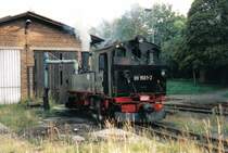Im Jahre 1994 konnte man auf der D�llnitzbahn noch t�glich Dampfbetrieb beobachten. Am 02.10.1994 wird gerade bei 99 1561-2 vor dem Oschatzer Lokschuppen Wasser aufgef�llt um anschlie�end die Fahrt nach Kemmlitz wieder anzutreten.