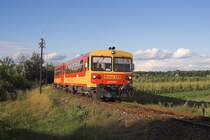 Bzmot 229 kurz nach Verlassen des Haltepunktes Tiszaalp�r felső. Der Zug ist nach Kiskunf�legyh�za unterwegs.