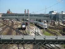 Blick auf das Gleisvorfeld des HBF M�nchen mit ausfahrendem IC, Dispolok (fotografiert von der Hackerbr�cke Anfang 2007)