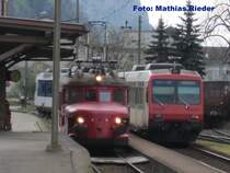 Kreuzung im Bahnhof Klus mit dem RBDe 207  Balsthal  welcher als Regelzug auf dem Weg nach Oensingen ist und der RBe 2/4 202 als Extrazug nach Balsthal am 18.04.09