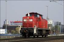 295 070 (9880 3295 070-7 D-DB) kommt vom BURCHARDKAI und rollt langsam in Richtung
