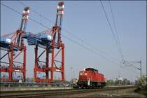 Ein Motiv das ich umbedingt haben wollte, war eine Lok vor den gro�en Containerkr�nen von EUROGATE... 295 070 (9880 3295 070-7 D-DB) rollt langsam aus Burchardkai komment an uns vorr�ber.
