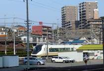 Der Kintetsu-Konzern: Ein zuschlagspflichtiger Intercity-Express, Typ 21020  Urban Liner Next  (2 6-Wagenzüge vorhanden, gebaut 2002). Hier fädelt sich Zug 21122 mit seinem charakteristischen  Gesicht  durch die Häuser in den Bahnhof Tsu, 26.Februar 2009.