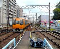 Der Kintetsu-Konzern: Der zuschlagspflichtige Intercity-Express 22112, Typ 22000 (Baujahre 1992-1994) eilt durch die Station Shiroko, 23.Februar 2009. 
 