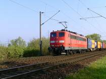 151 046 - 0 mit einem Containerzug auf der Hafenbahn in Hamburg - Moorburg vom Hafen kommend. Aufgenommen am 16.04 2009 um 8:39 Uhr bei herrlichem Sonnenschein.