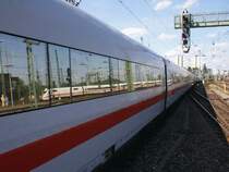 Ein in Stgt. Hbf einfahrnede ICE spiegelt sich in einem zur gleichen Zeit ausfahrenden ICE (Ende Mai 2002)