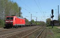 185 075-9 durchf�hrt mit einem recht langen Containerzug aus Hannover kommend Radbruch Richtung Hamburg-Waltershof. Aufgenommen am 18.04.09.