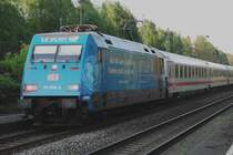 Die wundersch�ne blaue 101 016-4 als Werbelok f�r Unicef vor einem IC in in Fahrtrichtung von Bielefeld in Richtung Ruhrgebiet in Isselhorst-Avenwedde 23.04.09. Einer der ersten Z�ge die die ausgetauschten Gleise zwischen Bielefeld und G�tersloh befahren. 