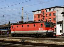 Die 1044 035 am 28.03.2009 bei einer Rangierfahrt in Salzburg Hbf. 